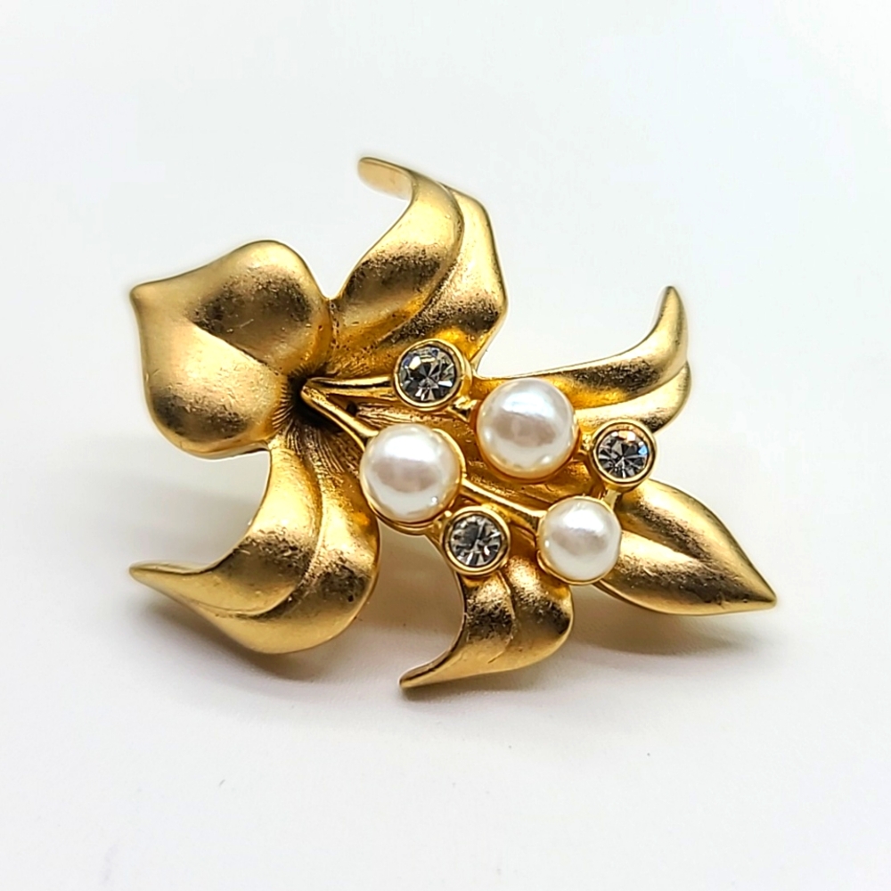 Vintage 1990's Swarovski Brushed Gold, Pearl & Crystal Lily Flower Brooch 🪷